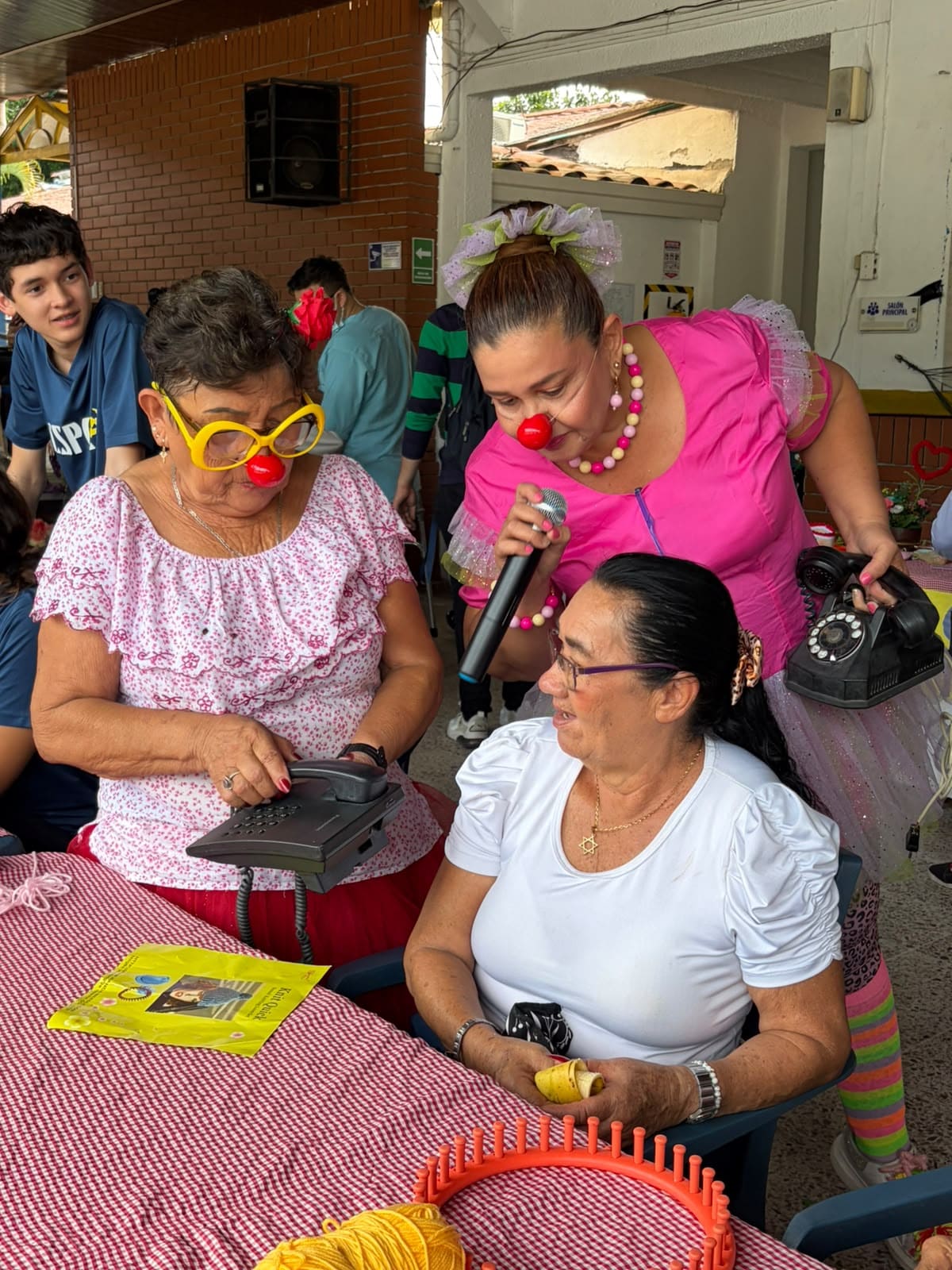Abuelo sonriendo en la fundación