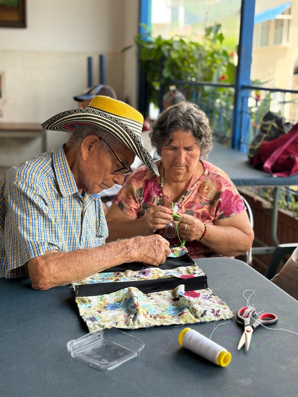 Cuidadores y abuelos compartiendo